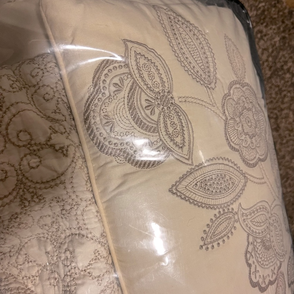 COPY - King size comforter, with matching, throw pillow